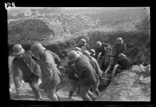 Übungsgelände I bei Mouzon (Dep. Ardennes, Frankreich): Soldaten mit Stahlhelm beim Herausziehen eines "Minenwerfer[s]?" aus einer Grube