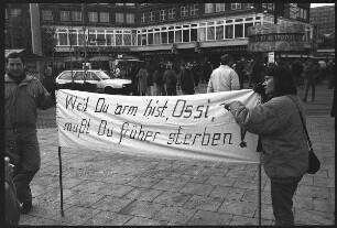 Demonstration mit dem Spruchband "Weil du arm bist, mußt Du fr+üher sterben"