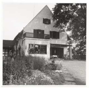 Garten Hermann Leinweber, Berlin-Schlachtensee: Haus Gartenseite mit Terrasse, Stufen und Plattenweg