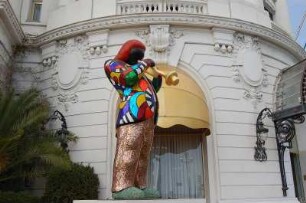 Nizza - Trompeterfigur : Bunte Figur vor dem Luxus-Hotel Negresco an der Promenade des Anglais in Nizza. 2006