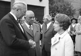 Bernau: Preisträgerin 1971, Irma Grabhorn mit Altbundeskanzler Kiesinger und Senatspräsident Dr. Schwoerer