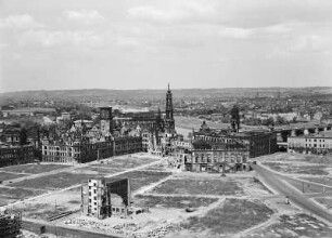 Dresden. Blick vom Rathausturm nach Norden mit Schloss, Hofkirche, Johanneum und Ständehaus