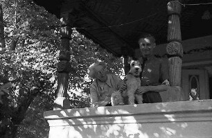Campulung [-Murcel, Walachei ?]: Mami, Ich (Willy Pragher) und Bobby auf dem Balkon