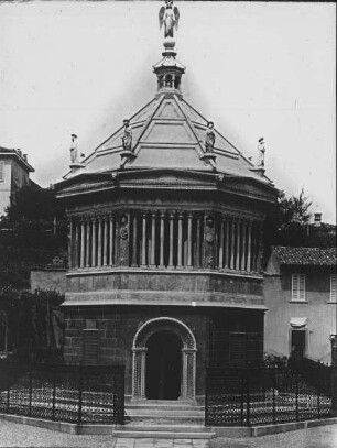 Bergamo, Baptisterium (neuerrichtete Rekonstruktion). 1340 durch Giovanni da Campione errichtet, 1660 abgetragen, 1898 durch Virginio Muzio wiedererrichtet.
