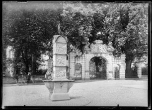 Nassau, Am Marktplatz. Kriegerdenkmal mit Reliefs und Toranlage mit Wappen des Steinschen Schlosses
