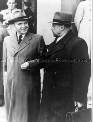 Wladimir Semjonow und Walter Ulbricht nach der Bildung der DDR-Regierung