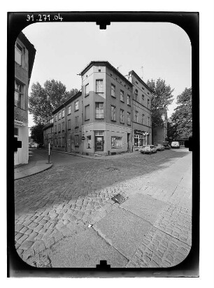 Stralsund-Altstadt, Badenstraße. Wohnhäuser mit Läden. Straßenansicht