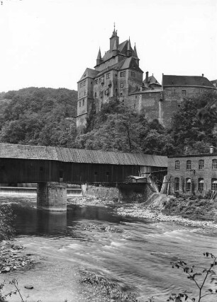 Burg Kriebstein : Blick zur Burg Kriebstein mit Laubenbrücke, rechts Papierfabrik Kübler und Niethammer