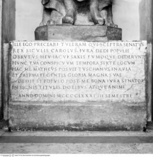Inschrift in Erinnerung an die Aufstellung der Skulptur Carls von Anjou auf dem Kapitol