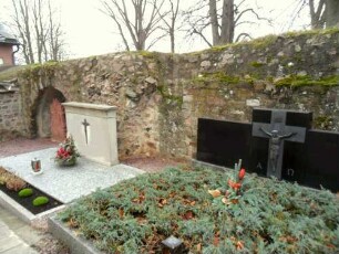Stadtbefestigung - Ansicht im Südosten - Stadtmauer von Südwesten (Wehrgang abgetragen) mit erhaltenen Schwippbögen über Friedhof