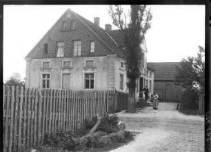 Wohnhaus : Buchendamm-Neuheidau (Buczyna-Nowy Dwór). Wohnhaus (19. Jh.). Straßenansicht mit Einfriedung