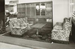 Ausstellungskoje des VEB Polstermöbelkombinat Oelsa-Rabenau mit Sitzgruppe und Anbauwand
