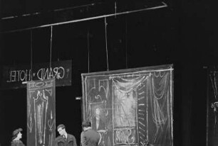 Szenenbilder aus "Schule der Diktatoren", Komödie von Erich Kästner. Münchner Gastspiel im Hebbel-Theater Berlin 1957