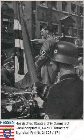 Hitler, Adolf (1889-1945) / Sammelwerk Nr. 15 'Adolf Hitler', Bild Nr. 184, Gruppe 66 / Porträt Adolf Hitlers in Uniform auf dem Reichsparteitag der NSDAP in Nürnberg, in mit der sogen. 'Blutfahne' geschmücktem, offenem Wagen stehend, Kniestück