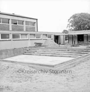 Volksschule: Waldstraße / Oetjendorfer Landstraße: Lehrschwimmbecken vor Fertigstellung: vorn und hinten Sandhaufen und Baumaterial: hinten Turnhalle und Bäume