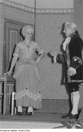 Auftritt einer Theatergruppe beim Bezirksausscheid für Volkskunstgruppen 1954