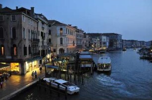 Kanal Grande : Blick auf den Kanal Grande an der Rialtobrücke am Abend. Aufgenommen am 13. Mai 2009 in Venedig