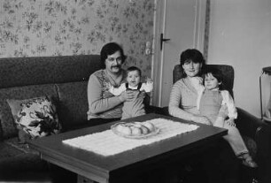 Familie F. (Elektromonteur, Finanzbuchhalterin) in ihrem Wohnzimmer