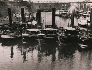 Dampfschlepper im Hafen von Duisburg am Niederrhein