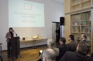 Übergabe von Büchern an Sächsisches Landesgymnasium Sankt Afra Meißen durch Dr. Thomas Bürger (SLUB) im Beisein von Staatssekretär Dr. Frank Schmidt (SMWK) und Schulleiter Dr. Werner Esser
