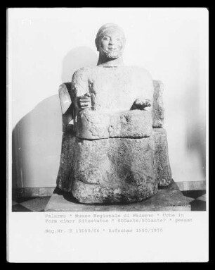Urne in Form einer Sitzstatue