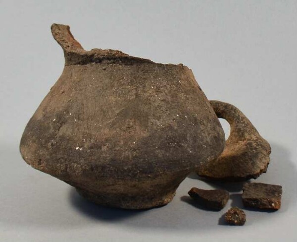 Clay vessel with handle