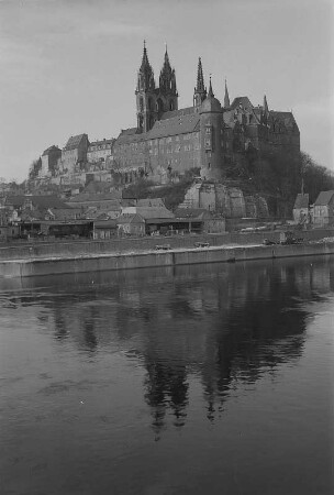 Meißen. Blick über die Elbe zur Albrechtsburg mit Dom