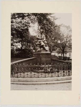 Das Denkmal für den Maler, Zeichner und Illustrator Ludwig Richter (1803-1884) auf der Brühlschen Terrasse in Dresden (1898 von Eugen Kircheisen, 1843 eingeschmolzen, in Rekonstruktion)