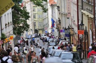 Neruda-Gasse : Gedränge in der steil abfallenden Neruda-Gasse unterhalb des Hradschin. Aufgenommen in Prag am 31. Juli 2009