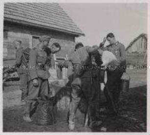 Wehrmachtssoldaten, Soldaten in Rußland, Bespannte Truppen, Die Versorgung der Pferde ist das Wichtigste. Soldaten holen Wasser für ihre Pferde.
