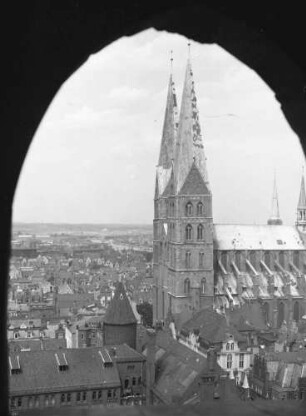 Lübeck: Blick von der Petrikirche, Durchblick durch Fenster auf Marienkirche