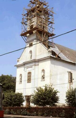 Budaörs: Kirche, Turm mit Gerüst