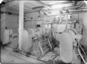 Roßwein-Niederstriegis-Grunau. Kartonfabrik Franz Reinelt. Maschinenraum (Teilansicht)