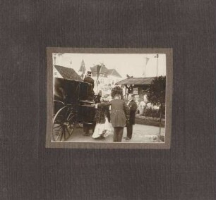 Erbgroßherzog Friedrich II. und Erbgroßherzogin Hilda mit Honoratioren bei der Besichtigung der Jubiläums-Gewerbe- & Industrie-Ausstellung in Villingen
