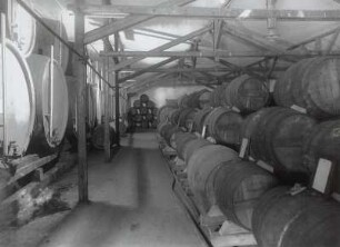 Hölzerne Lagertanks und Fässer, Weinbrennerei C. T. Hünlich, Wilthen
