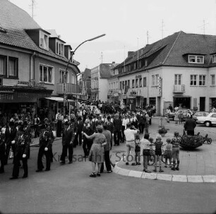 Schützenfest: Veranstalter Bürgerschützengilde von 1627 e.V. Bad Oldesloe: Umzug: Bahnhofstraße / Besttorstraße: vorn Musikkorps: dahinter Schützenmannschaften und Fahnenträger: am Straßenrand Zuschauer: 25. Juli 1976