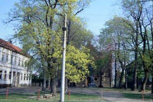 Dorfplatz bei der Kirche; links alte Schule; Pfarrhaus; vor der Kirche Kriegerdenkmal