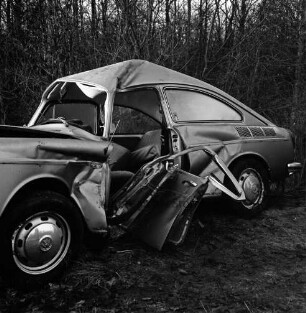 B 404: bei Todendorf: Verkehrsunfall: Pkw bei Glatteis von Straße abgekommen: Unfall-Pkw mit eingedrückter Karosserie, Beifahrertür herausgerissen