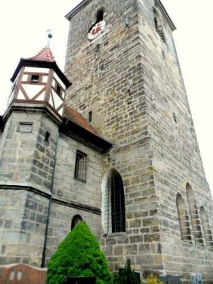 Kirchturm (spätromanische Gründung als Chorturm mit Turmchor) von Südosten mit Treppenturm zu Emporen des Langhauses