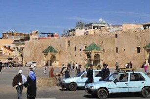 Meknes - Taxis warten im Stadtzentrum : Kleine hellblaue "Petit Taxi" warten vor dem Stadttor Bab el-Mansour auf Fahrgäste. Aufgenommen in Meknes am 28. Oktober 2010
