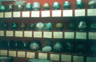 Damaskus. Arabisch-Medizinisches Museum. Glasvitrine mit alten Gefäßen zur Aufbewahrung von Heilkräutern. Beschriftung enthält Kräutername und Anwendungsgebiet