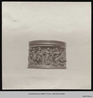 Dose mit Relief mit weiblichen Figuren