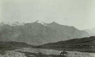 Am Fuße des Tien-Schan-Gebirges