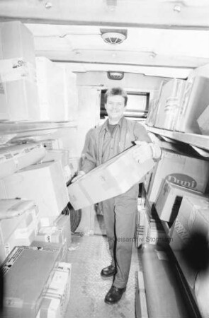 United-Parcel-Service (UPS): Paketzusteller Marco Zich belädt seinen Wagen