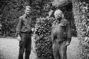 Der Maler Peter Herrmann im Garten der Villa Romana
