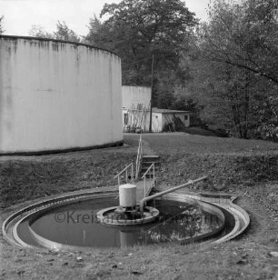 Abwasser: Klärwerk: Wöhrendamm: vorn Klärbecken: dahinter links zwei Türme sowie ein Schuppen: hinten Wald