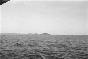 Insel Paximadia an der Südküste Kretas : Blick vom Schiff auf das kretische Meer mit Inseln