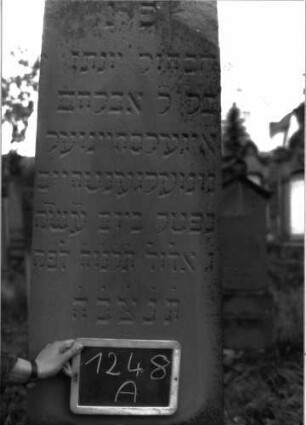 Grabstein 1248 (Index: 100104459) Material: Sandstein Zustand: gut erhalten Maße HxBxT: 200x66x40 cm Beschreibung: obeliskenartige Stele: Grabstein 1248A