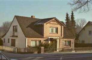 Poststraße (31): traufständiges Wohnhaus: Straßenfront mit Eingangstür, Zwerchhaus: Giebelseite mit Balkon, hinten links Abseite: Vorgarten, Zaun