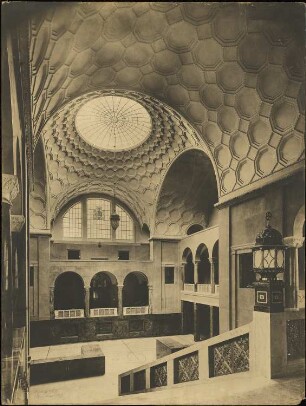 Ludwig-Maximilians-Universität, München Erweiterungsbau zum Hauptgebäude: Ansicht Große Halle Lichthof